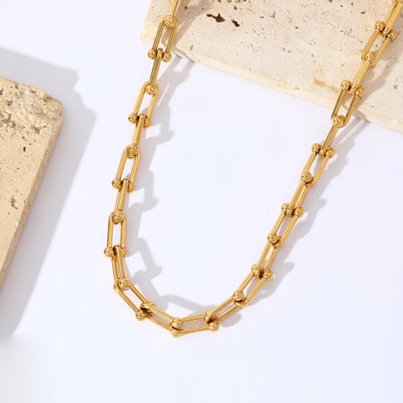 Strålande guldsmycken: elegant länkset med halsband och armband, tidlös skönhet för kvinnor.
