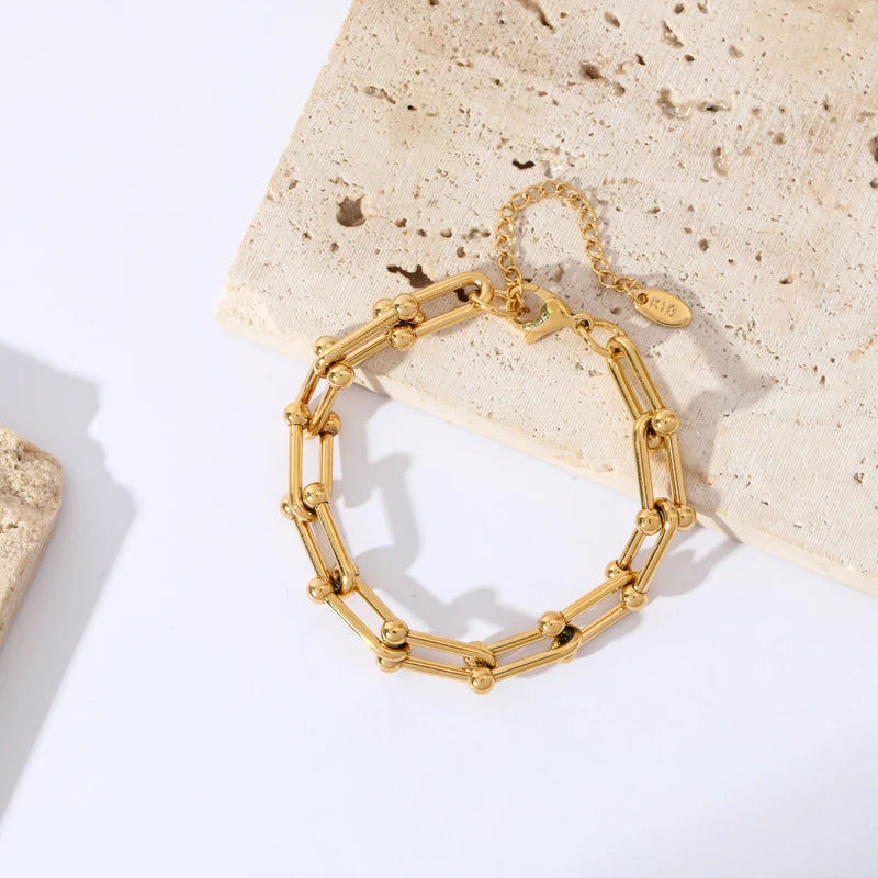 Guld länkset för kvinnor, elegant halsband och armband i tidlös design. En accessoar.