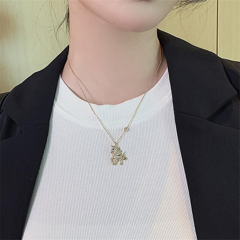 "Elegant guldhalsband med enhörningshänge, justerbar kedja 45 cm. Perfekt accessoar för kvinnor, lyxig och stilren."