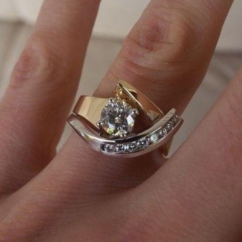 Elegant guldpläterad damring i vintage stil med unik, oregelbunden zirkoniadesign. Ett vackert smycke.