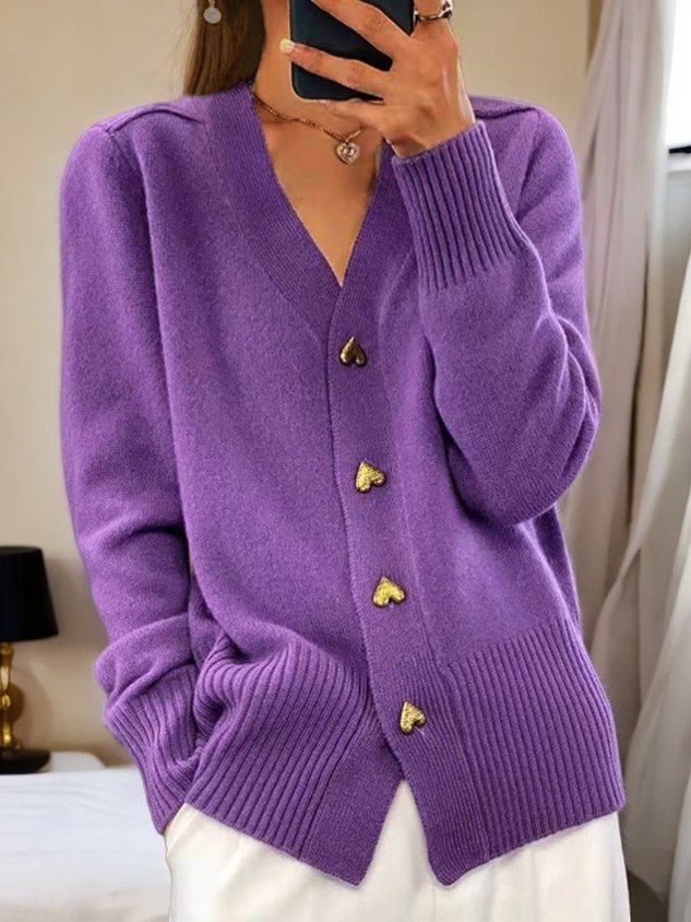 Praktisk höftlång damkofta med långa ärmar & knappslå. En mångsidig cardigan som passar alla damkläder.