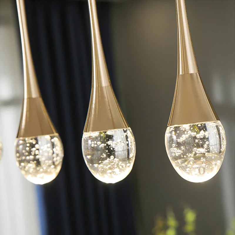 Elegant hänglampa i glas med varmvitt ljus. Modern designbelysning för vardagsrum, skapar mysig atmosfär.
