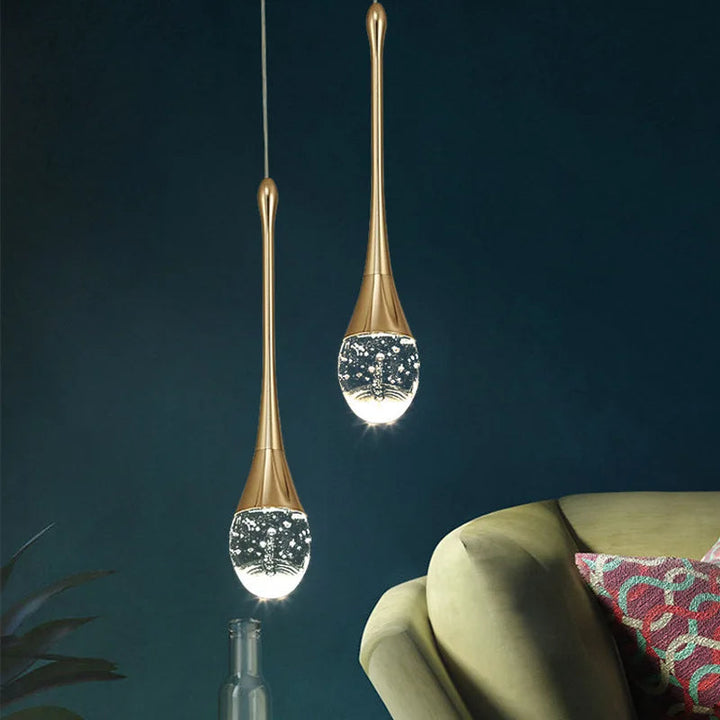 Guldfärgad taklampa av glas, stilren interiörbelysning. Perfekt som vardagsrumslampa eller hallampa.
