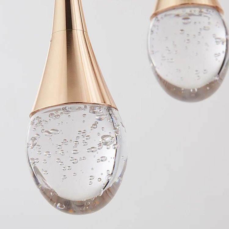Designbelysning: Hängande glaslampa med klart glas. En modern taklampa för vardagsrummet, sprider varmt ljus.