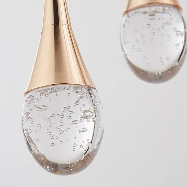 Designbelysning: Hängande glaslampa med klart glas. En modern taklampa för vardagsrummet, sprider varmt ljus.