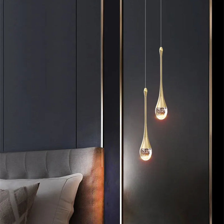 Dekorativ hänglampa i glas som ger varmvitt ljus. Elegant taklampa för interiörbelysning och moderninredning.