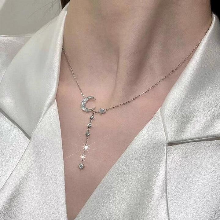 "Elegant halsband i sterling silver med månstjärnor, perfekt för kvinnor. Symboliserar ljus, evig kärlek och vänskap."