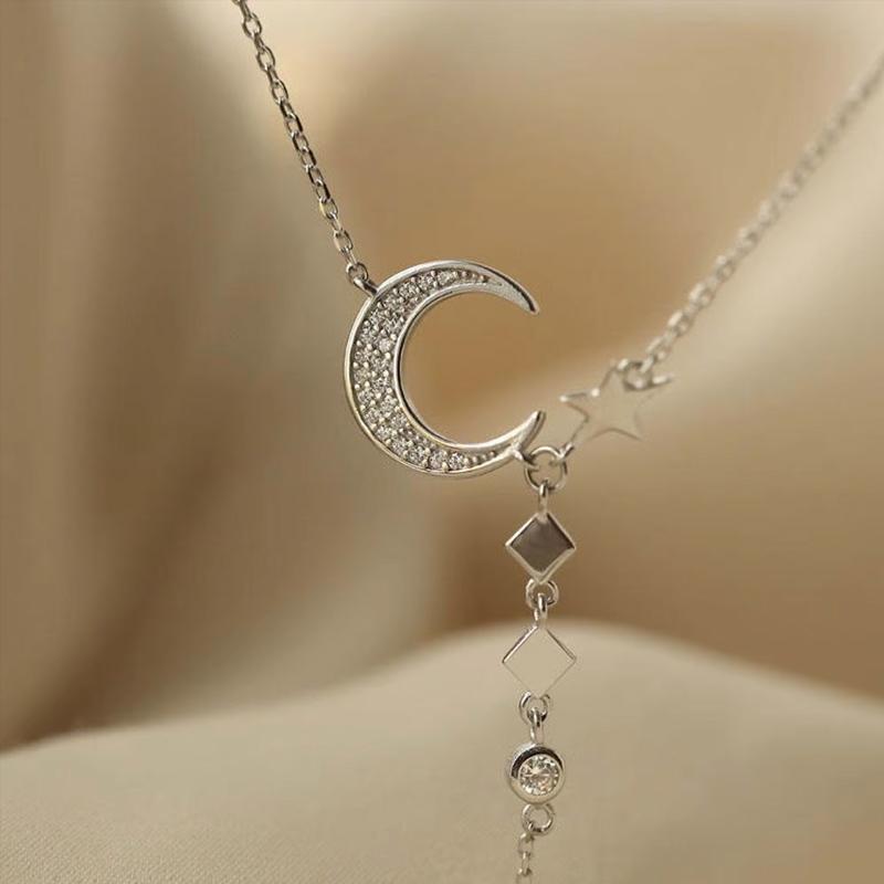 "Elegant halsband i sterling silver med månstjärnor, perfekt för kvinnor. Symboliserar ljus, evig kärlek och vänskap."