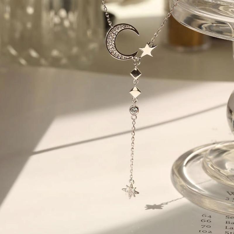 "Elegant halsband i sterling silver med månstjärnor, perfekt för kvinnor. Symboliserar ljus, evig kärlek och vänskap."