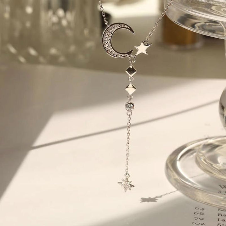 "Elegant halsband i sterling silver med månstjärnor, perfekt för kvinnor. Symboliserar ljus, evig kärlek och vänskap."