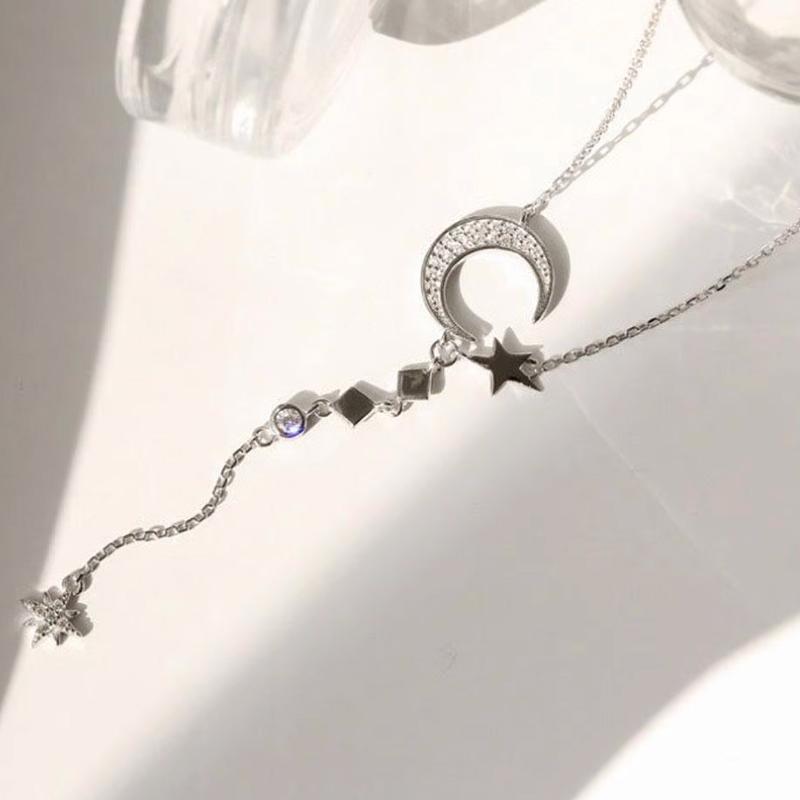 "Elegant halsband i sterling silver med månstjärnor, perfekt för kvinnor. Symboliserar ljus, evig kärlek och vänskap."