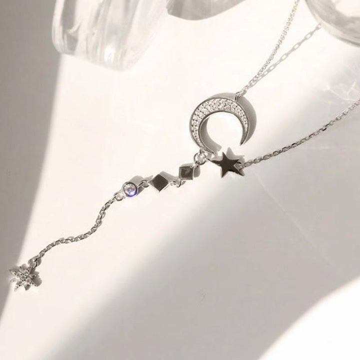 "Elegant halsband i sterling silver med månstjärnor, perfekt för kvinnor. Symboliserar ljus, evig kärlek och vänskap."