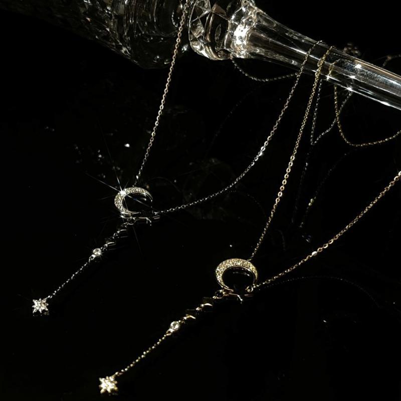 "Elegant halsband i sterling silver med månstjärnor, perfekt för kvinnor. Symboliserar ljus, evig kärlek och vänskap."