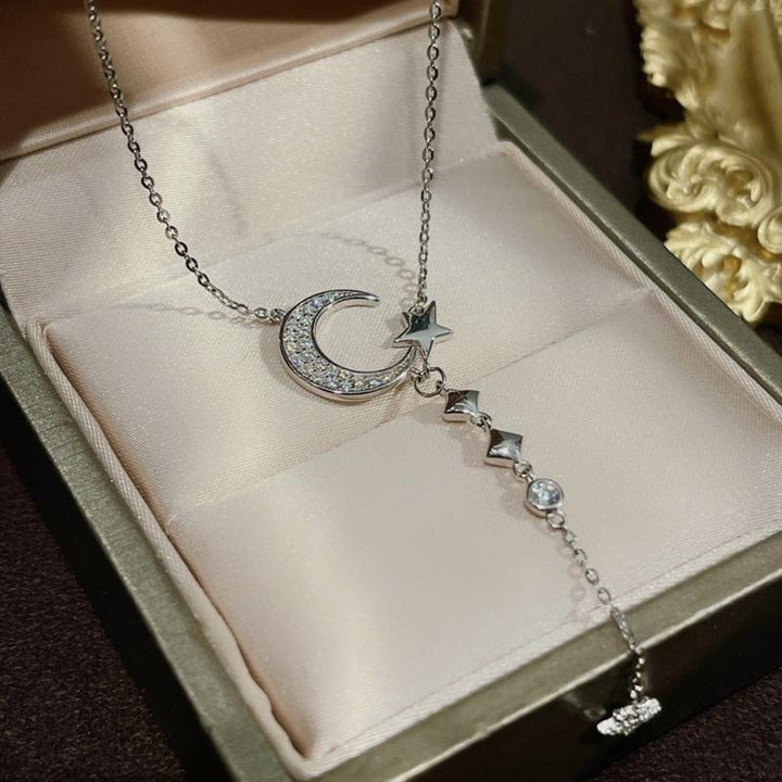 "Elegant halsband i sterling silver med månstjärnor, perfekt för kvinnor. Symboliserar ljus, evig kärlek och vänskap."