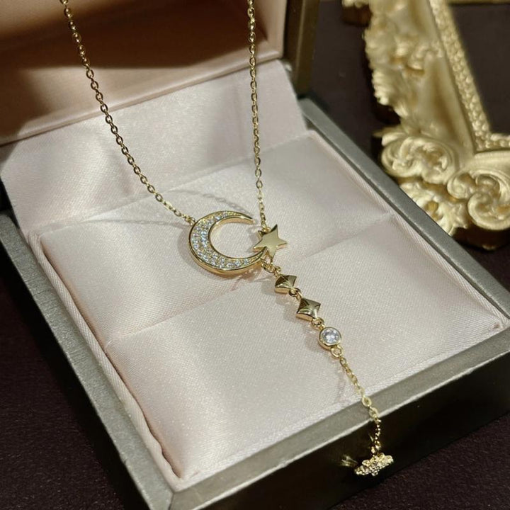 "Elegant halsband i sterling silver med månstjärnor, perfekt för kvinnor. Symboliserar ljus, evig kärlek och vänskap."