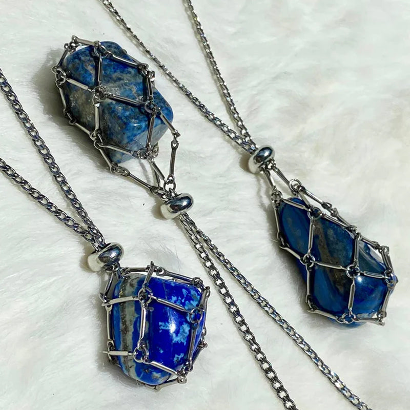 "Elegant halsband med utbytbara färgkristaller, metallkedja i silver/guld för helande och stil, mångfald i design."