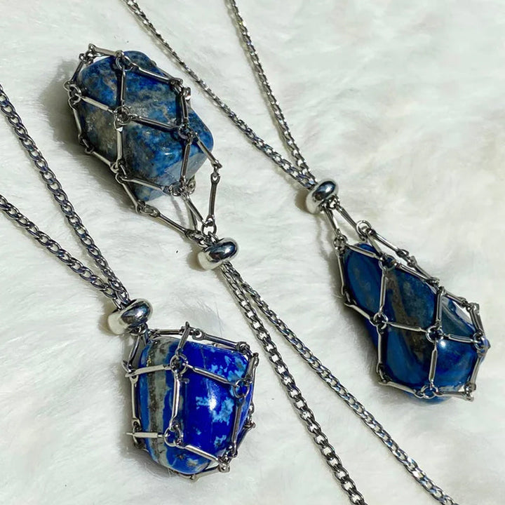 "Elegant halsband med utbytbara färgkristaller, metallkedja i silver/guld för helande och stil, mångfald i design."