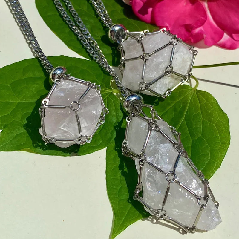 "Elegant halsband med utbytbara färgkristaller, metallkedja i silver/guld för helande och stil, mångfald i design."