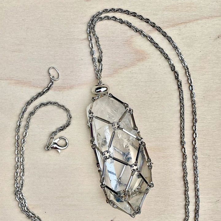 "Elegant halsband med utbytbara färgkristaller, metallkedja i silver/guld för helande och stil, mångfald i design."