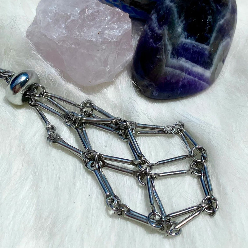 "Elegant halsband med utbytbara färgkristaller, metallkedja i silver/guld för helande och stil, mångfald i design."