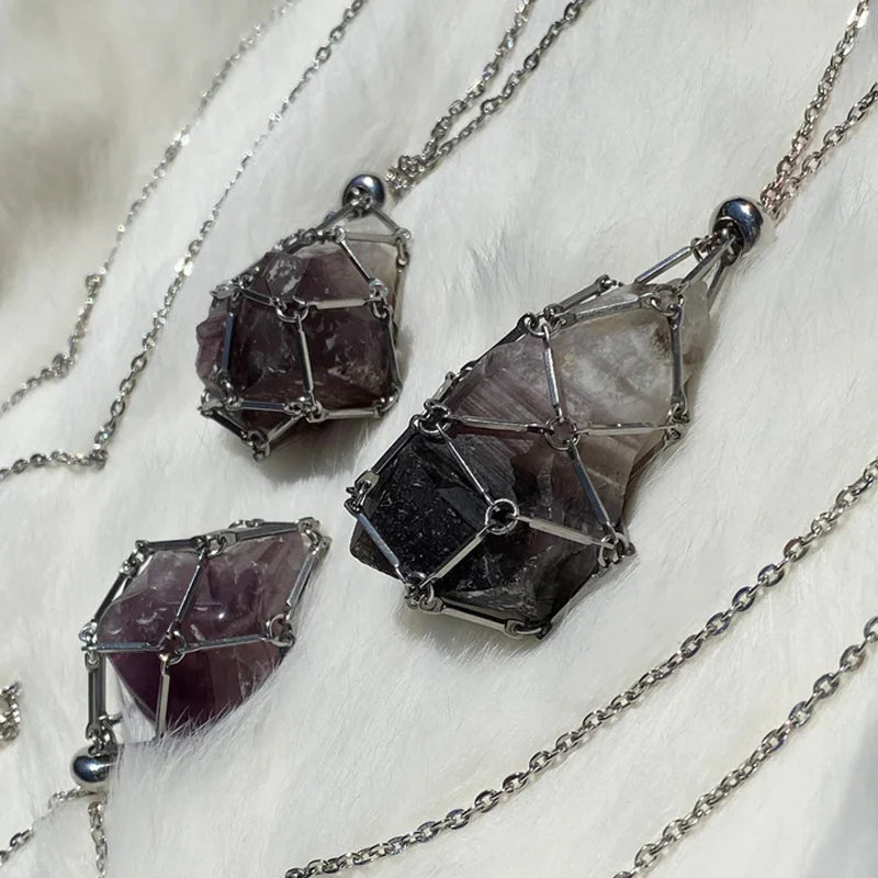 "Elegant halsband med utbytbara färgkristaller, metallkedja i silver/guld för helande och stil, mångfald i design."