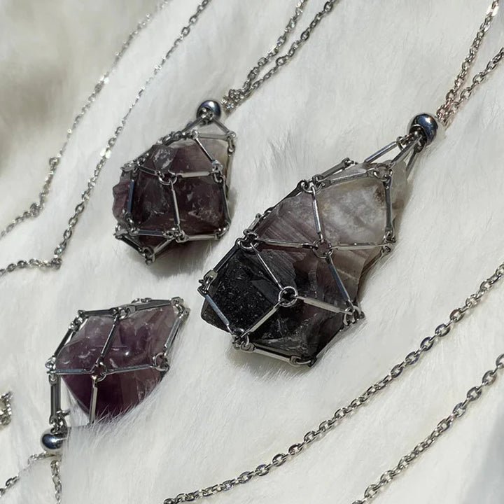 "Elegant halsband med utbytbara färgkristaller, metallkedja i silver/guld för helande och stil, mångfald i design."