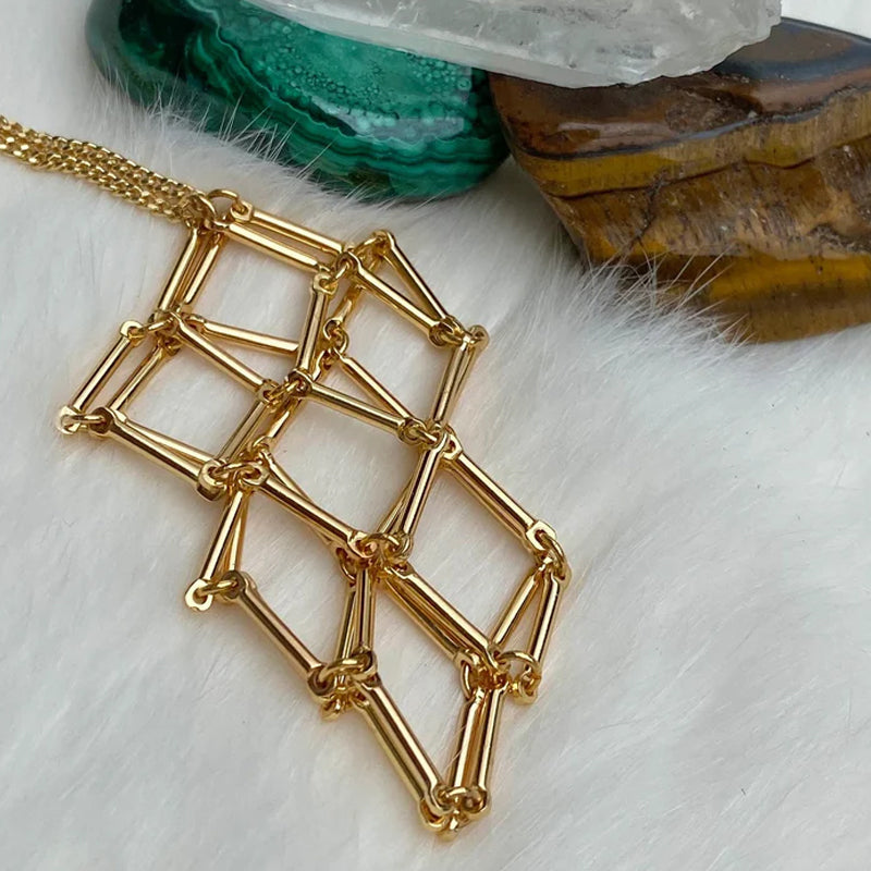 "Elegant halsband med utbytbara färgkristaller, metallkedja i silver/guld för helande och stil, mångfald i design."