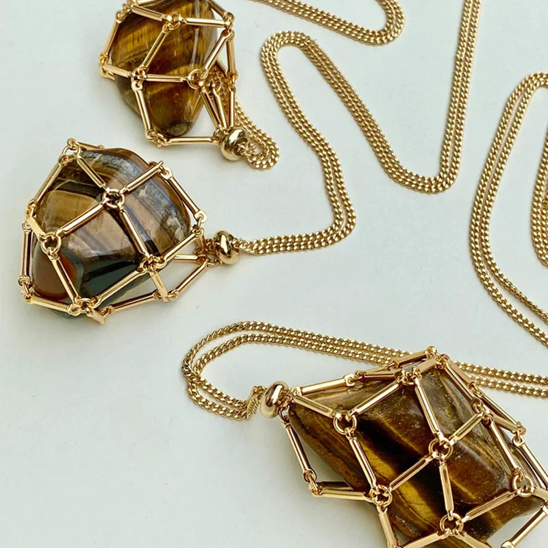 "Elegant halsband med utbytbara färgkristaller, metallkedja i silver/guld för helande och stil, mångfald i design."