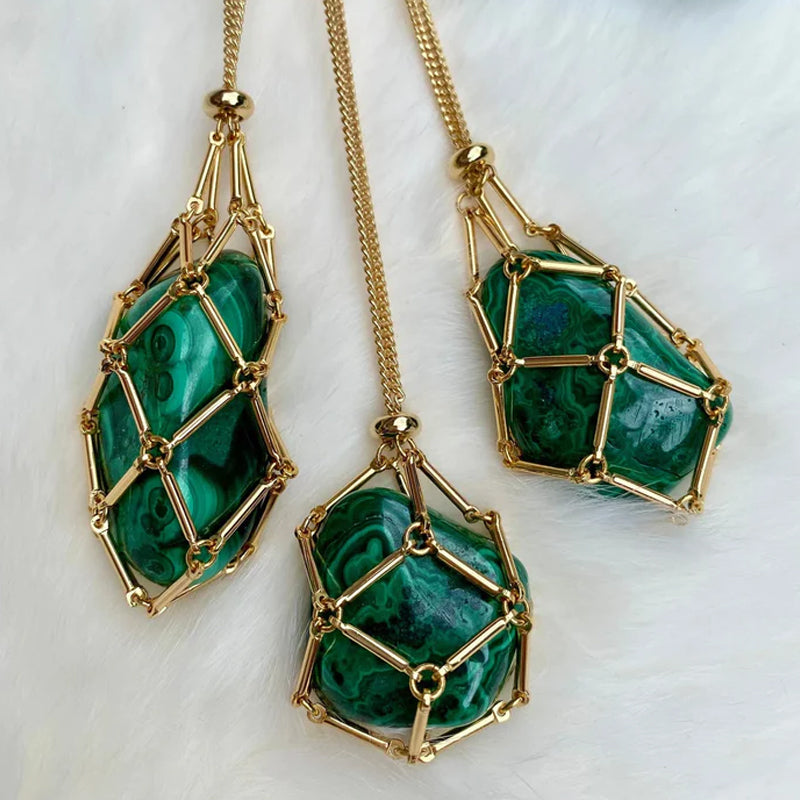 "Elegant halsband med utbytbara färgkristaller, metallkedja i silver/guld för helande och stil, mångfald i design."