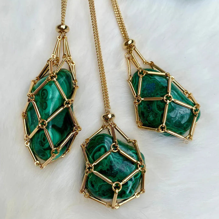 "Elegant halsband med utbytbara färgkristaller, metallkedja i silver/guld för helande och stil, mångfald i design."