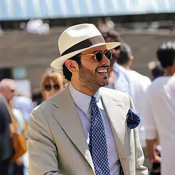 Stilren handgjord Panama hatt, en elegant modeaccessoar för både män och kvinnor.