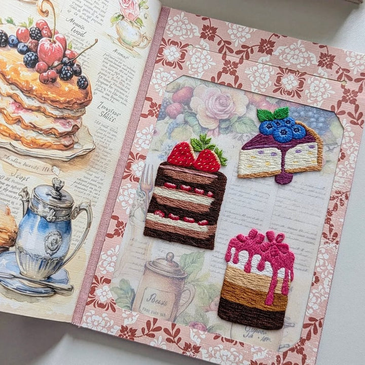 Öppen receptjournal med tomma sidor, redo att fyllas med favoritrecept och matlagningsminnen.
