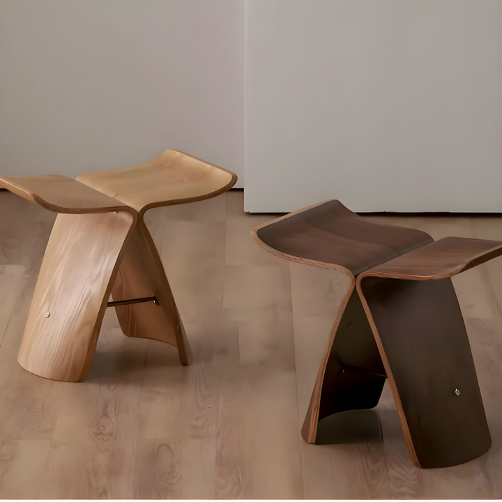 Elegant handgjord träpall av valnöt, perfekt som sittmöbel eller sidobord i hem och trädgård.