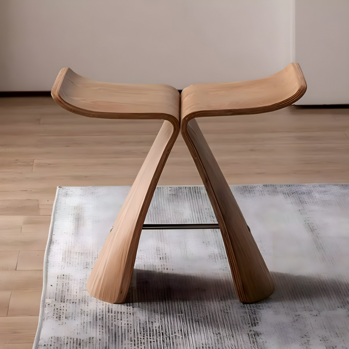 Modern sittpall i mörkt trä, handgjord design som passar som både möbel och dekor.