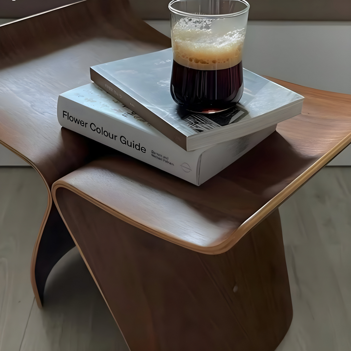 Svart valnötspall med slät yta, robust hantverk för hemmet och som snyggt sidobord.