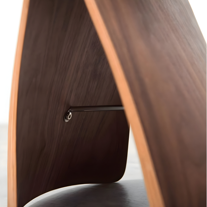 Träpall designad för mångsidighet, en elegant sittmöbel eller praktiskt sidobord i valnöt.
