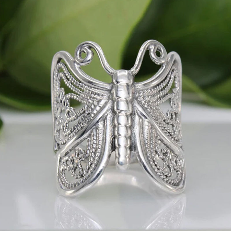 "Elegant handgjord vintage fjärilsring för damer, graciös design i högkvalitativ legering, perfekt accessoar"