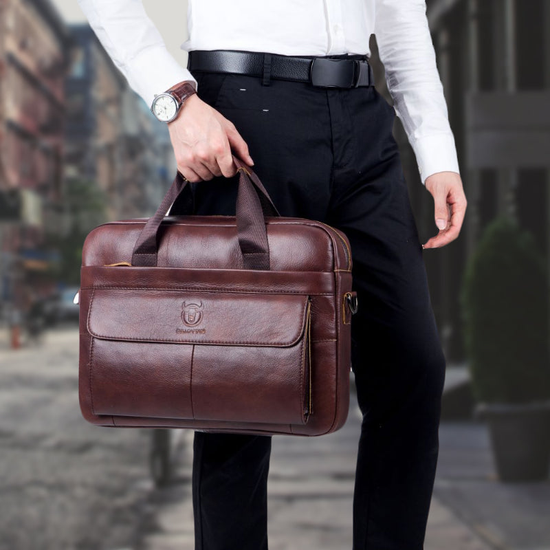 "Elegant herr läder affärsväska i kohud, framsida med premium metalldetaljer för stilmedvetna professionella."
