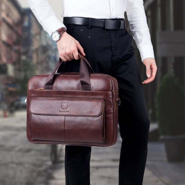 "Elegant herr läder affärsväska i kohud, framsida med premium metalldetaljer för stilmedvetna professionella."