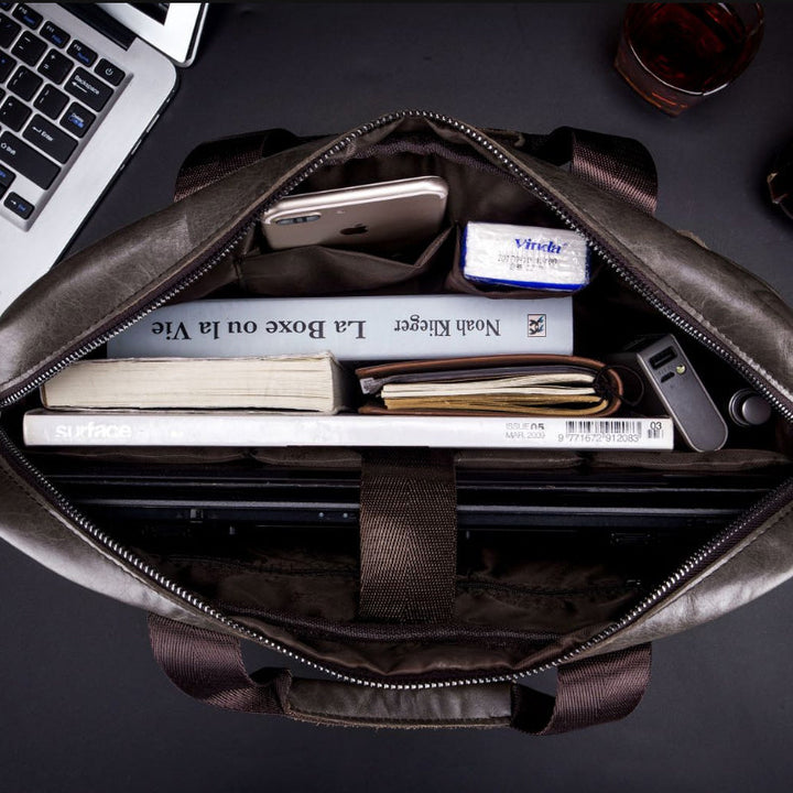 "Elegant herr läder affärsväska i kohud, framsida med premium metalldetaljer för stilmedvetna professionella."