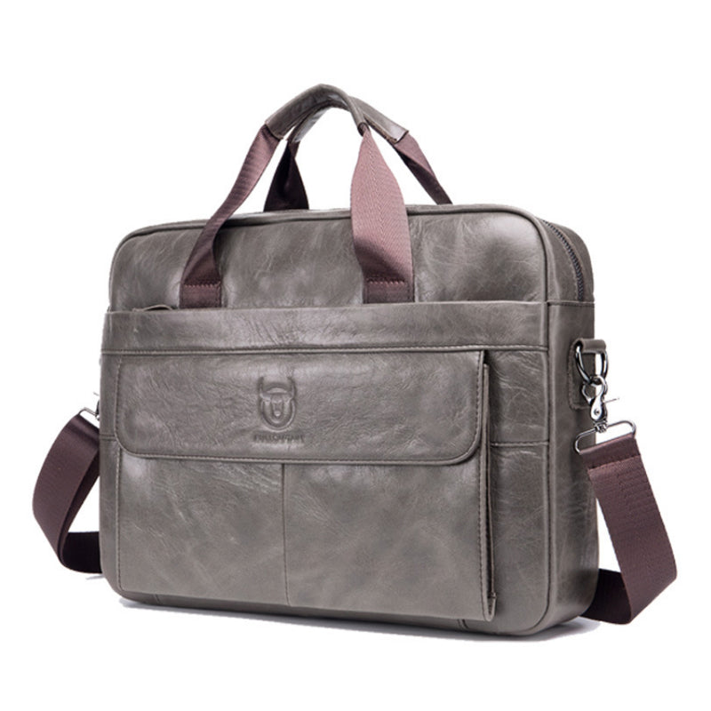 "Elegant herr läder affärsväska i kohud, framsida med premium metalldetaljer för stilmedvetna professionella."