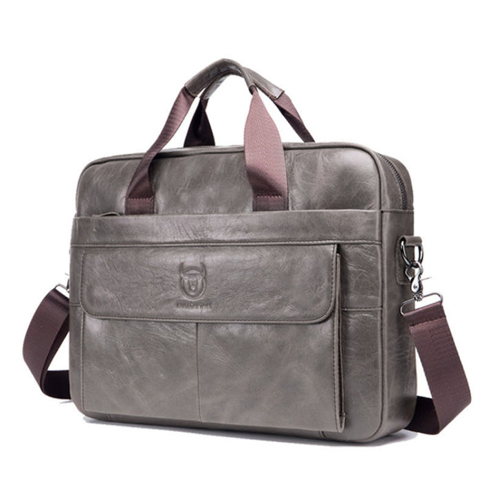 "Elegant herr läder affärsväska i kohud, framsida med premium metalldetaljer för stilmedvetna professionella."