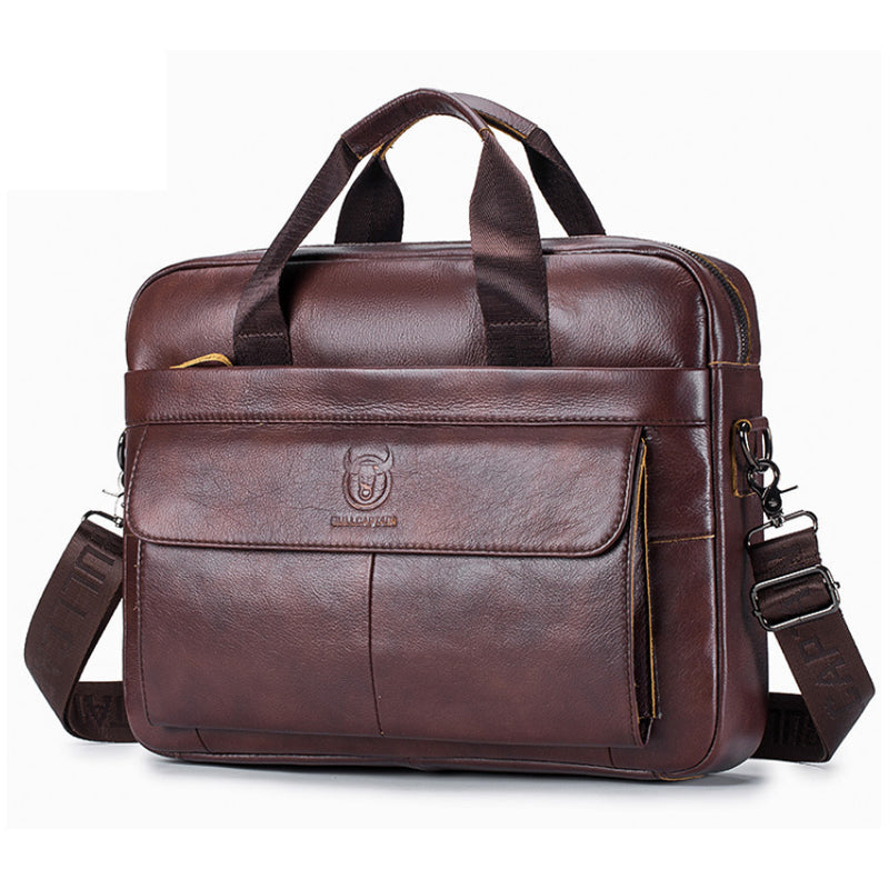 "Elegant herr läder affärsväska i kohud, framsida med premium metalldetaljer för stilmedvetna professionella."