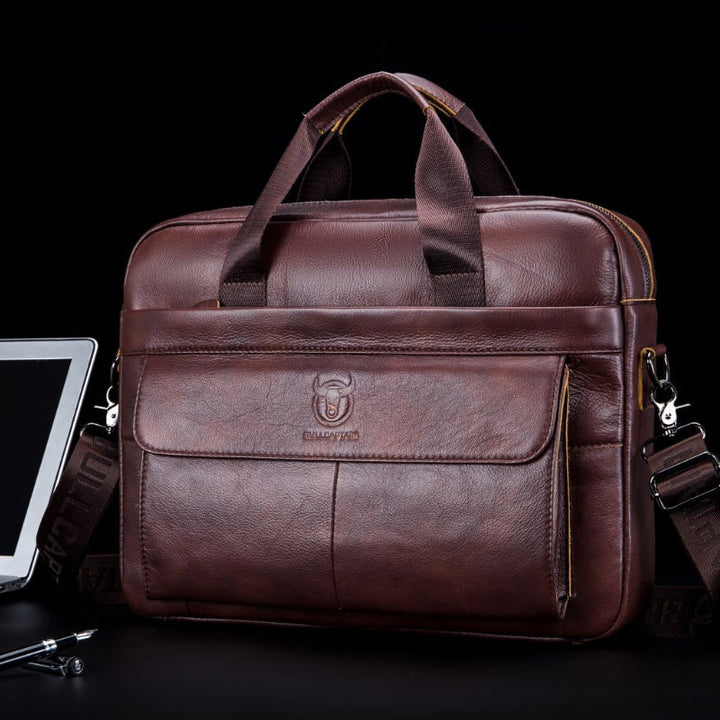 "Elegant herr läder affärsväska i kohud, framsida med premium metalldetaljer för stilmedvetna professionella."