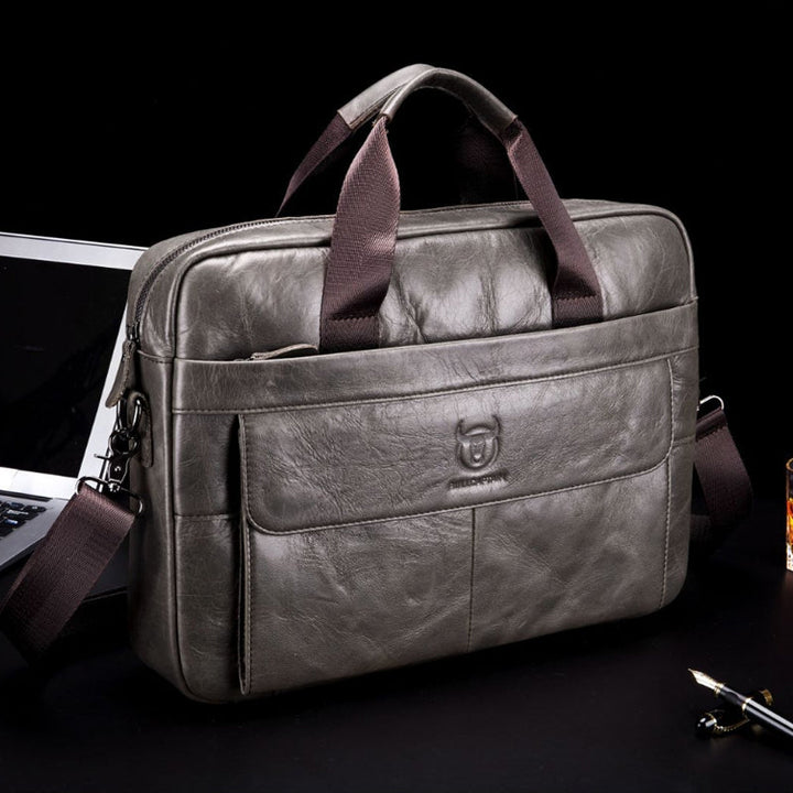 "Elegant herr läder affärsväska i kohud, framsida med premium metalldetaljer för stilmedvetna professionella."