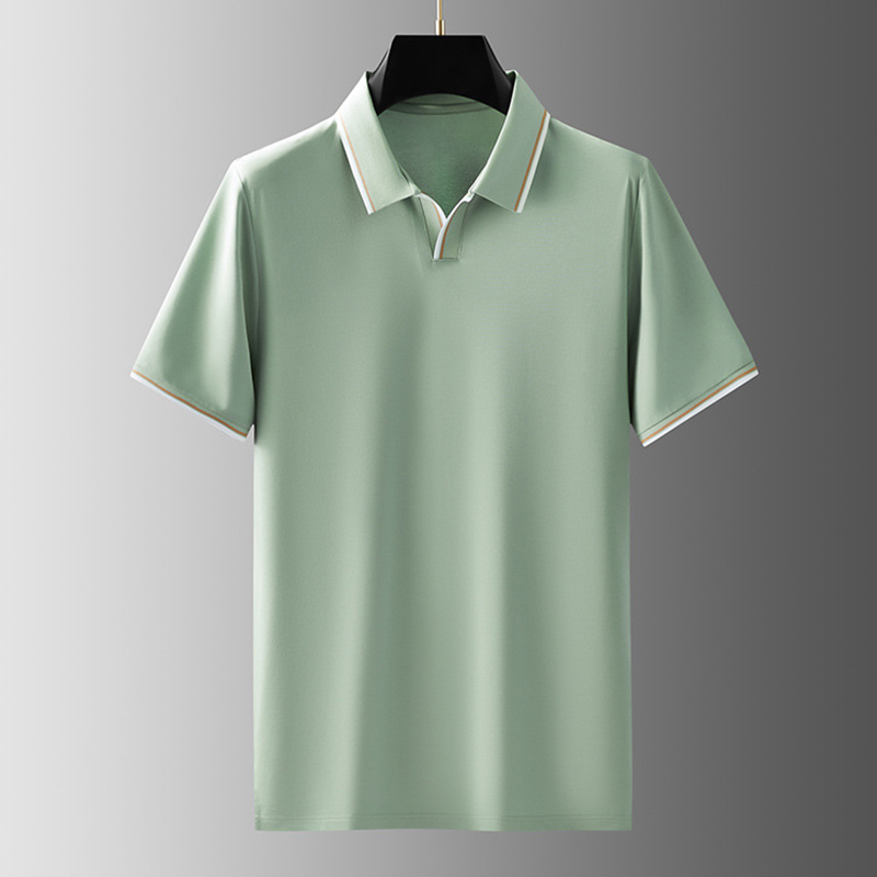 Herrpikétröja i ljusblått med polokrage, idealisk för en avslappnad men elegant look under våren.