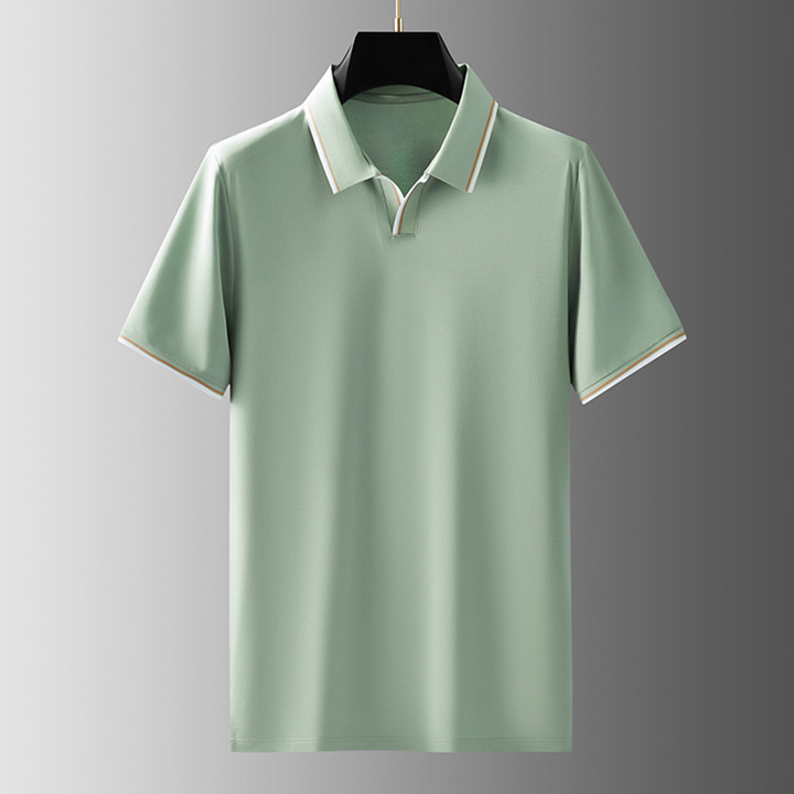 Herrpikétröja i ljusblått med polokrage, idealisk för en avslappnad men elegant look under våren.