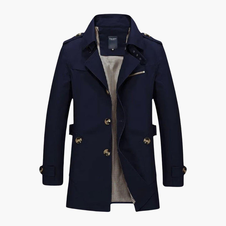 Man går i tidlös herr trenchcoat. Elegant ytterplagg som passar både vardag och formella sammanhang.