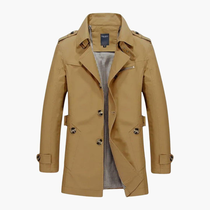 Ryggvy av klassisk herr trenchcoat. Snygg passform och tidlöst designad kappa för alla tillfällen.