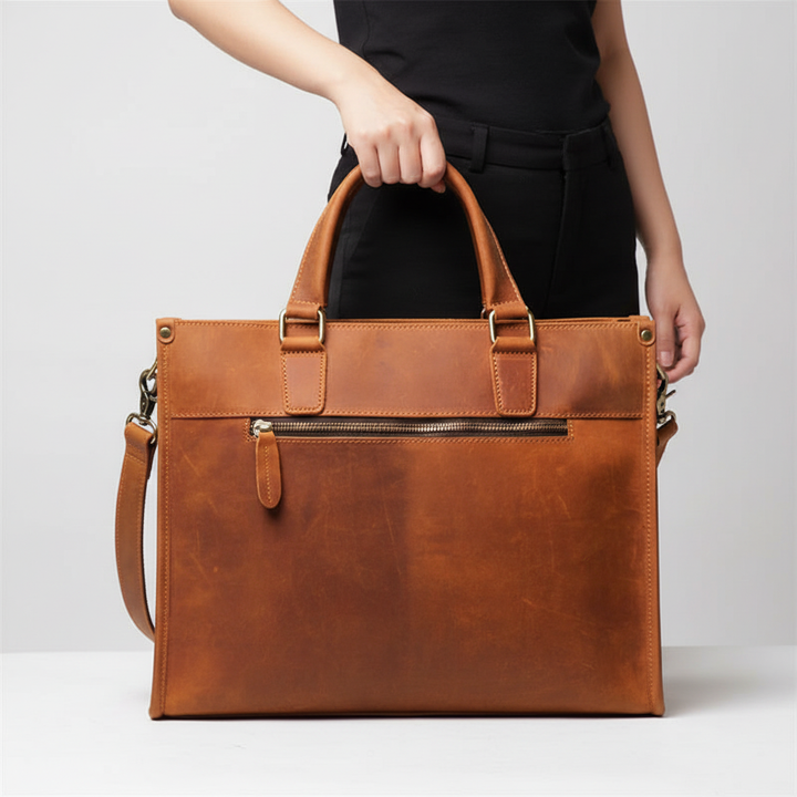 Öppen vintage herr portfölj i läder. Väl organiserad insida med fack för laptop, dokument och tillbehör.